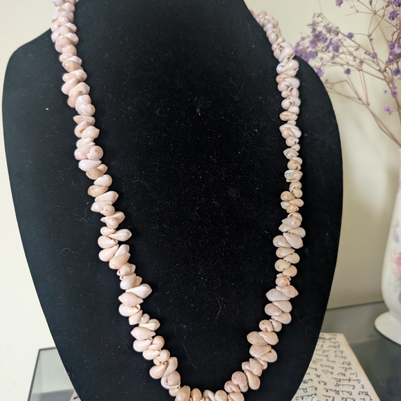 Elegant Cream Beaded Shell Necklace - Picture 2 of 9
